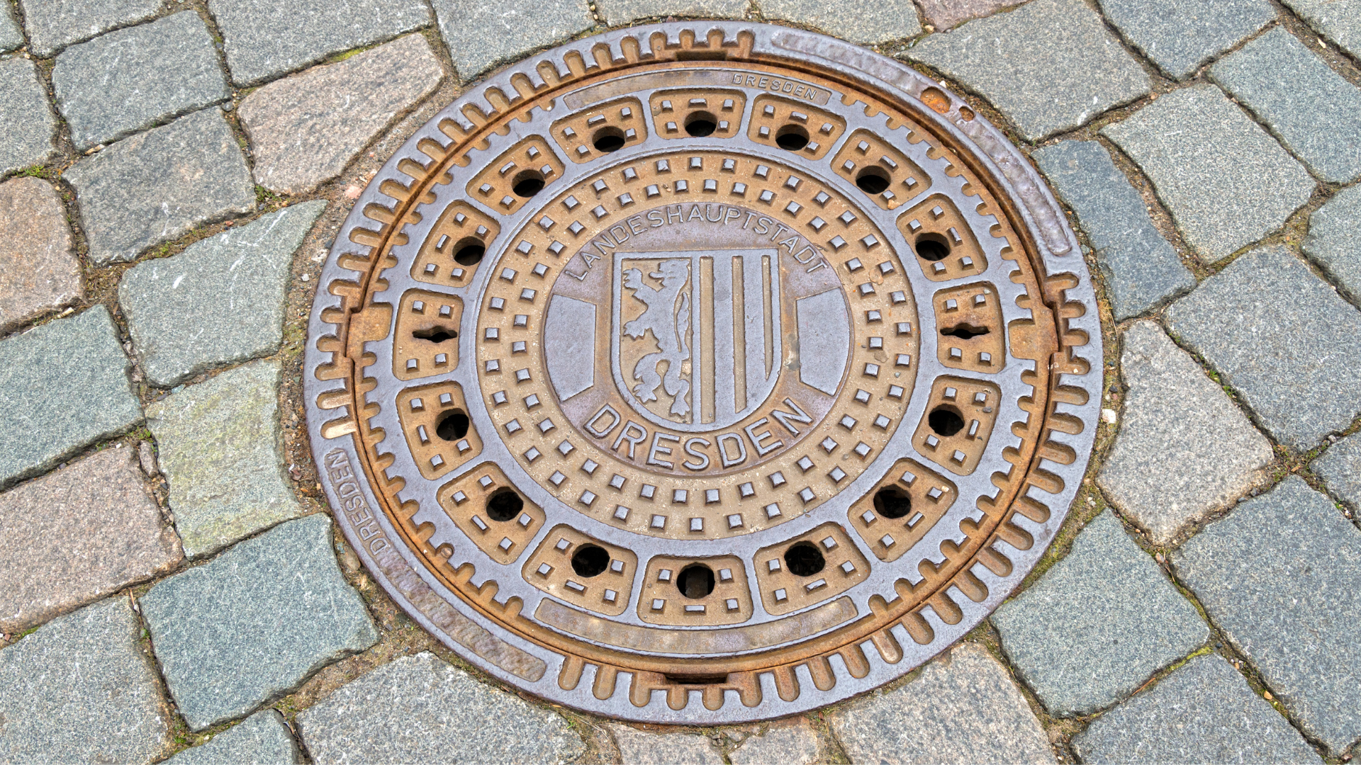 Gullydeckel Reinigung in Bergisch Gladbach – gereinigter Einlauf auf Verkehrsfläche