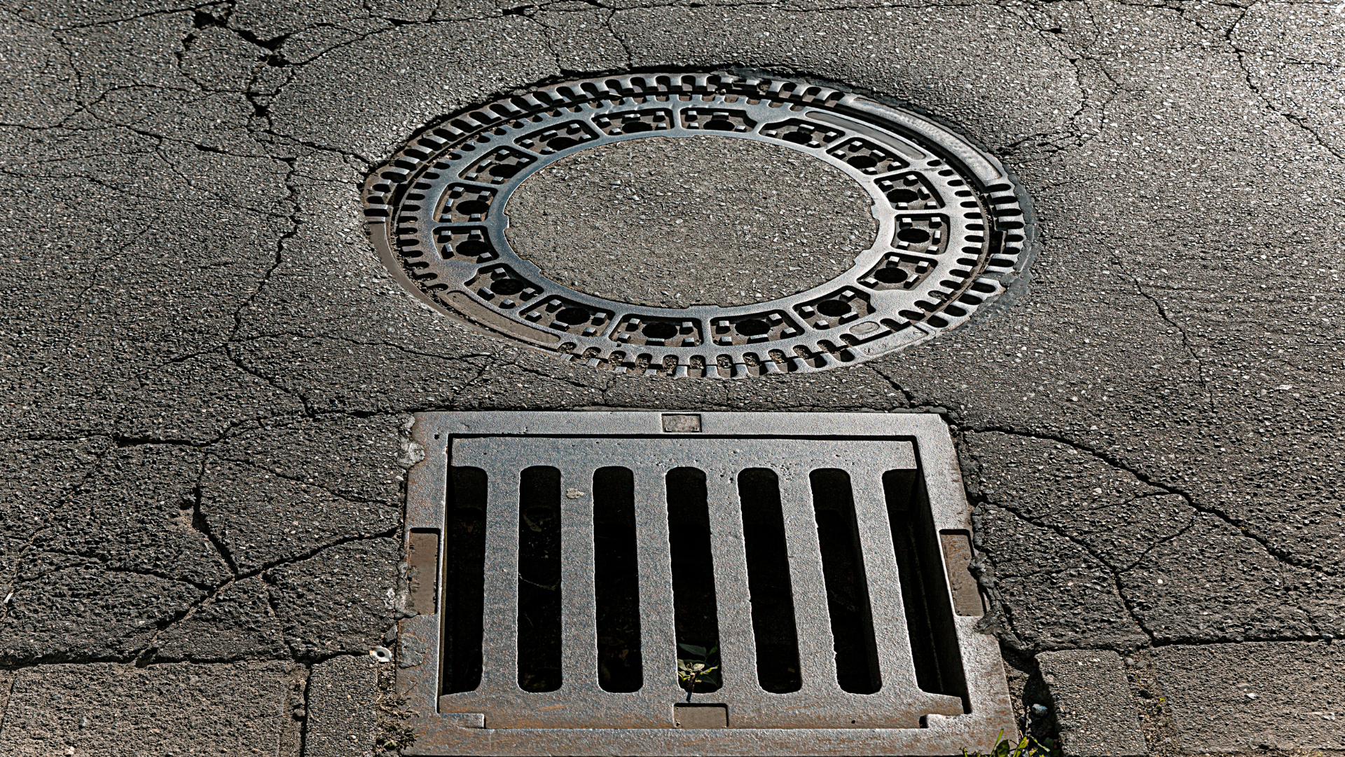 Sinkkästen Reinigung in Bergisch Gladbach – gereinigter Straßeneinlauf mit Schlammtasche